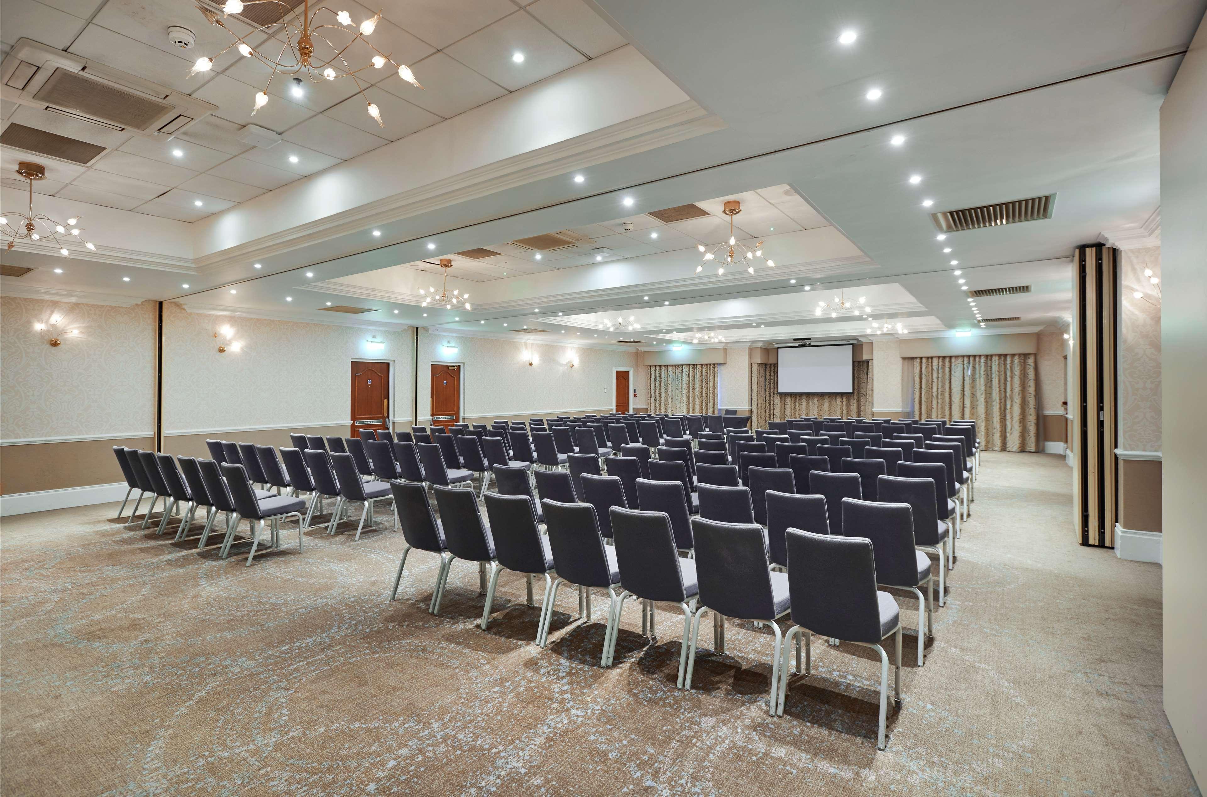 Doubletree By Hilton St. Anne'S Manor Hotel Bracknell Exterior photo