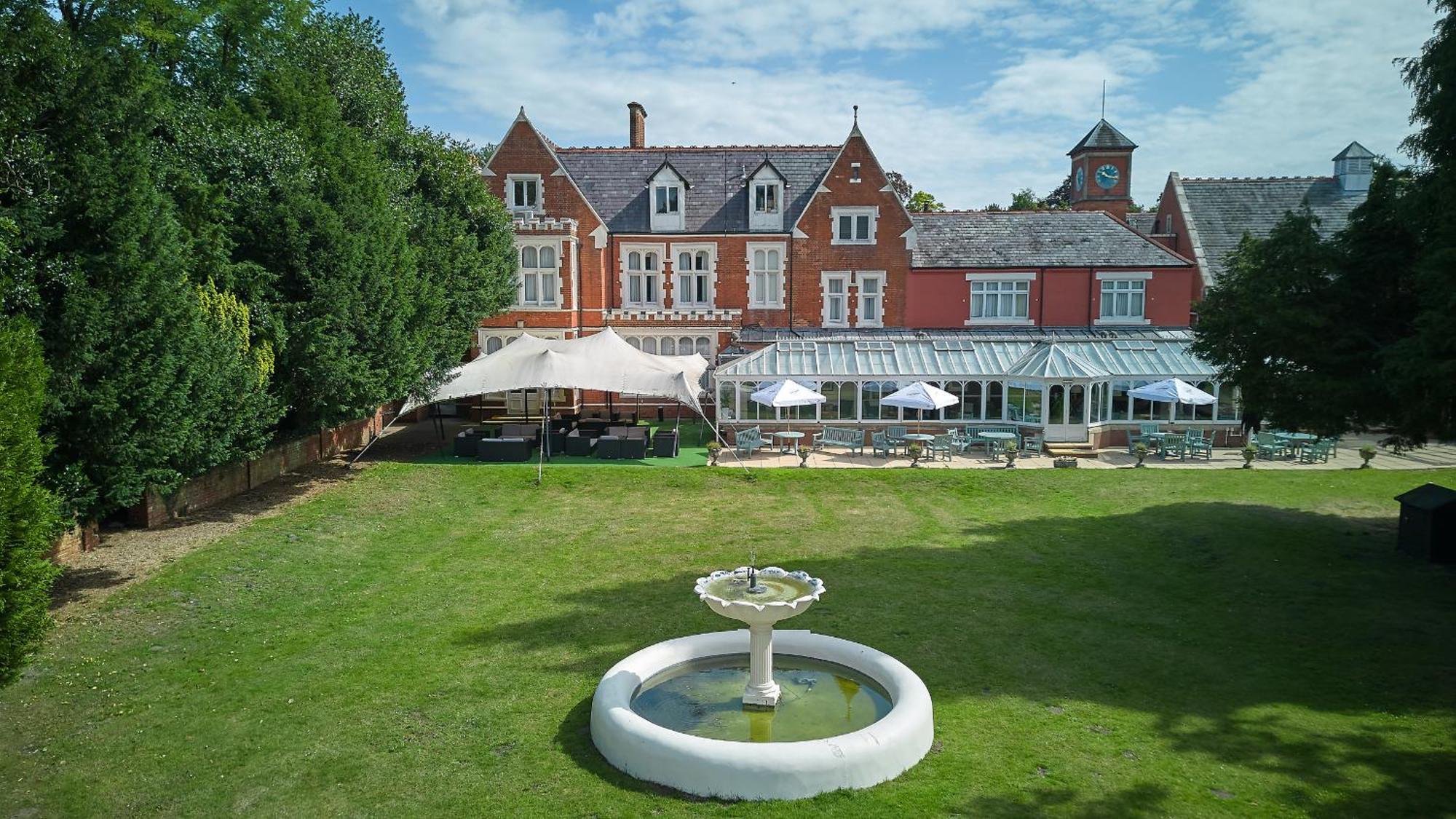 Doubletree By Hilton St. Anne'S Manor Hotel Bracknell Exterior photo